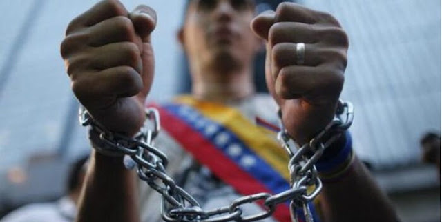 En Venezuela hay 285 detenidos considerados «presos políticos», uno más que la semana pasada, cuando se computaban 284 personas privadas de libertad por «razones políticas», aseguró este jueves la ONG Foro Penal.  A través de su cuenta de Twitter, el vicepresidente de esta organización, Gonzalo Himiob, indicó que, del total de reos, 131 son civiles y 154 militares, cuando el reporte anterior señalaba que había 153 castrenses presos.  Además, Foro Penal detalló que, de los 285 «presos políticos», 265 son hombres y 20 mujeres.   Por otra parte, la organización aseguró que 122 detenidos ya han recibido condenas y 163 todavía esperan por la decisión de un tribunal.  Según la ONG, además de los «presos políticos», más de 9.000 personas siguen sujetas, «arbitrariamente, a medidas restrictivas de su libertad».  En Venezuela tuvieron lugar, durante todo 2022, 523 casos de «persecución y criminalización» contra trabajadores de medios de comunicación, activistas sindicales, trabajadores públicos y personas vinculadas a la política, de acuerdo a un balance anual del Centro de Justicia y Paz (Cepaz), difundido este miércoles.  Recientemente, unos 30 trabajadores protestaron ante la Defensoría del Pueblo, en Caracas, para exigir la liberación de seis sindicalistas, detenidos en julio pasado y acusados de asociación para delinquir y conspiración. EFE