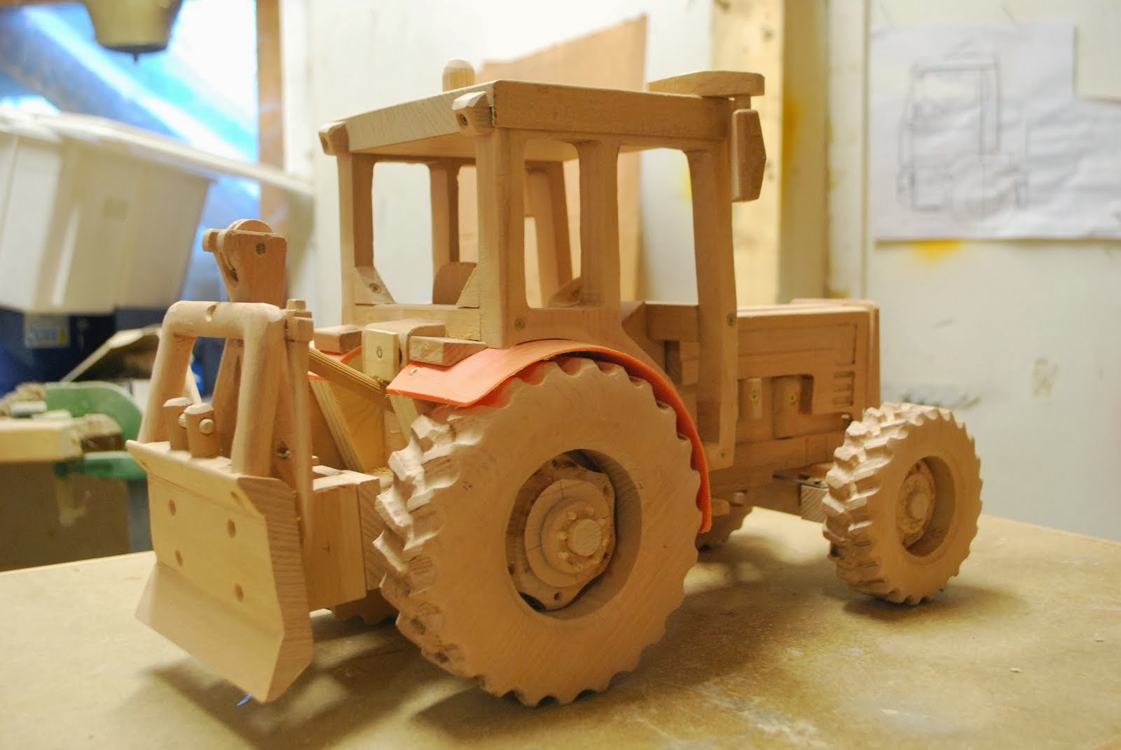Una foto del modellino prima della verniciatura il trattore ¨ stato costruito in legno di faggio autoctono dei boschi del Trentino