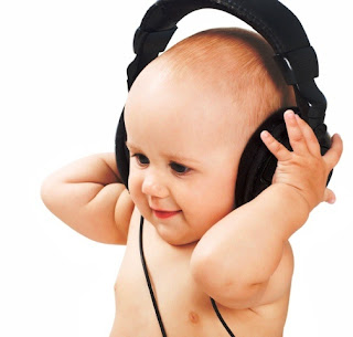 Foto gambar bayi lucu mendengarkan musik 19