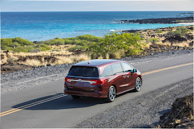 Rear 3/4 view of 2018 Honda Odyssey Elite