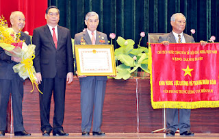 ồng chí Lê Hồng Anh trao danh hiệu Anh hùng Lực lượng vũ trang nhân dân cho Văn phòng Trung ương Cục miền Nam.