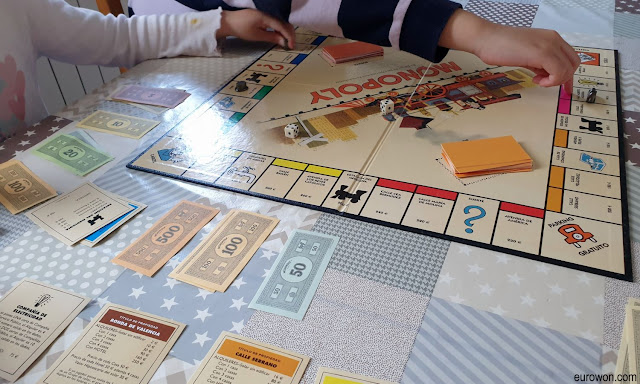 Jugando al Monopoly en familia