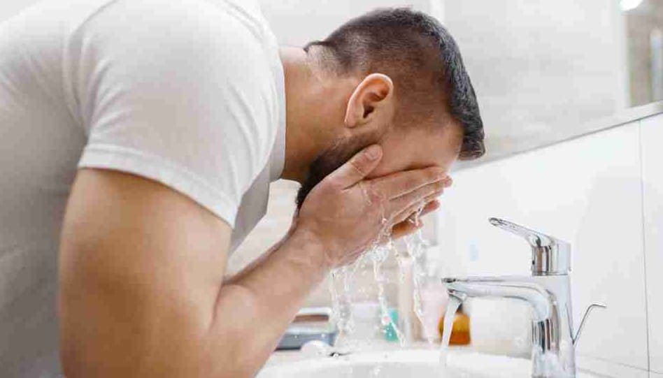 12 Kesalahan Mencuci Wajah yang Bikin Jerawat Tambah Subur
