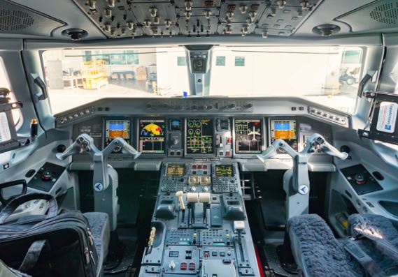 Embraer E190 Cockpit