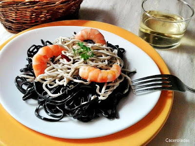 espaguetis con gulas y langostinos