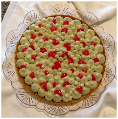 Crostata con sablée al pistacchio, gelée di fragole, chantilly ricotta e pistacchio e aria di fragola