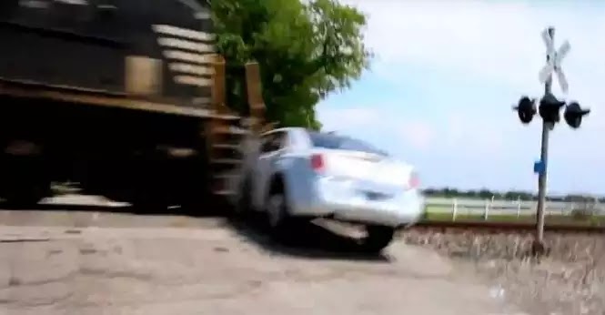 Η σοκαριστική στιγμή που τρένο παρασύρει αυτοκίνητα την ώρα που διασχίζουν σιδηροδρομική διάβαση (βίντεο)