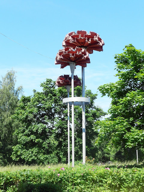 Памятник Гигантские гвоздики