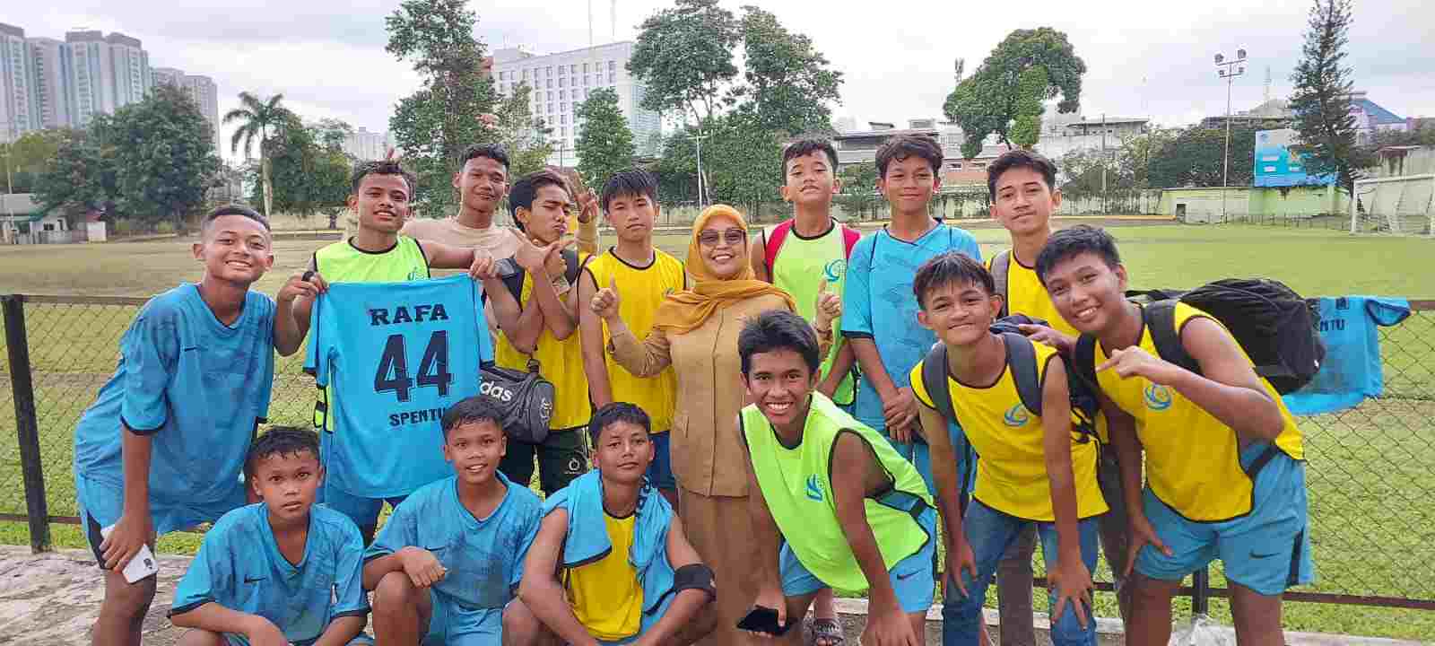 Tim Sepak Bola SMP Negeri 7 Medan Juara II Turnamen Piala Walikota