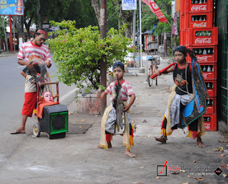 http://pelestaribudaya.blogspot.com/2012/09/jaran-kepang-dan-pengamen-jalanan.html