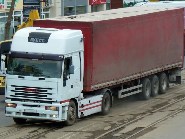 Iveco EuroStar , Iveco EuroStar 4x2 Truck White + Red Curtain Trailer