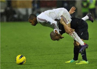 Foto divertenti, calcio a due