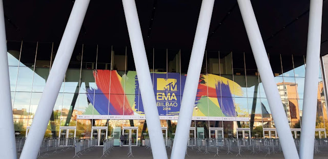 Entrada a la feria de muestras BEC decorada con el cartel del programa de televisión