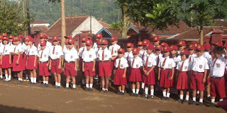 Bupati Sibuk Nikahi Abg, Anak Sd Di Garut Sekolah Pakai Rakit [ www.BlogApaAja.com ]