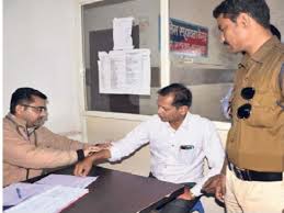 हाथ में फ्रैक्चर होने पर जिला अस्पताल में एमएलसी करवाते खनिज निरीक्षक कुलदीप जैन। के लिए इमेज परिणाम