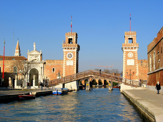 Il primo test del più numeroso e folto "sciame" di robot subacquei del mondo, che si è svolto a settembre nelle acque dell'Arsenale di Venezia.