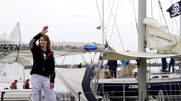 Laura Dekker saludando desde su velero