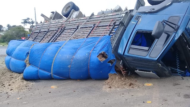 CAMINHÃO TOMBA NA ENTRADA DA RAINHA ISABEL E OCUPANTES SAEM ILESOS