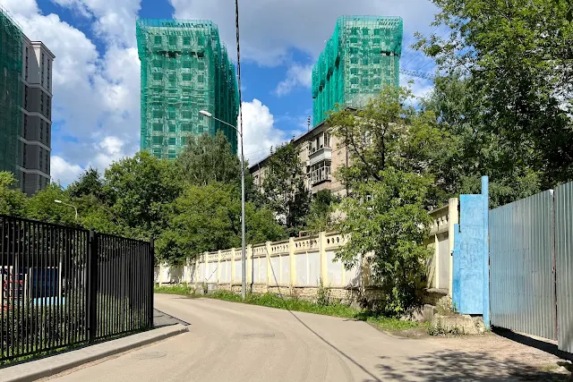 улица Ротмистрова, дворы, строящийся жилой комплекс «Театральный квартал», жилой дом 1956 года постройки