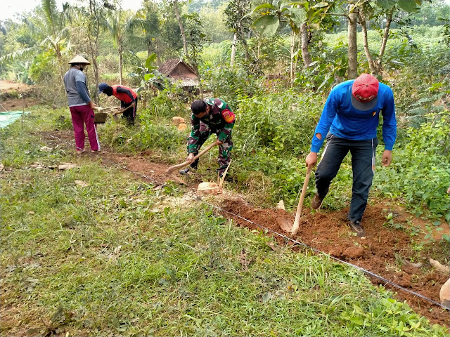 KodimKaranganyar - Tingkatkan Perekonomian Warga, Babinsa Bersama Masyarakat Buka Jalan Baru