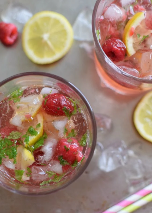 Refresco de frambuesa, limón y yerbabuena, bebida inspirada en la receta del mojito, aunque esta versión es sin alcohol. Muy refrescante y ligera para los días calurosos y muy rápida de preparar. En @bizcochosysan