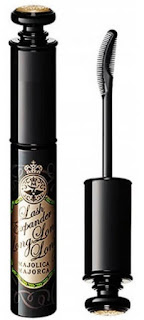 Makes your eyes even sharper and tapering. The mascara produced by the Shiseido company line is unique in its two types of brush combs. The main brush comb is intended to separate the lashes and lengthen them. Meanwhile, a smaller brush brush is used to reach the bristles at the corners of the eyes and the bottom of the eyes.  This product is able to make short lashes longer and curl so that your eyes will look bigger. If you like make-up that accentuates the eyes, use this mascara. Your eyes will look very attractive.