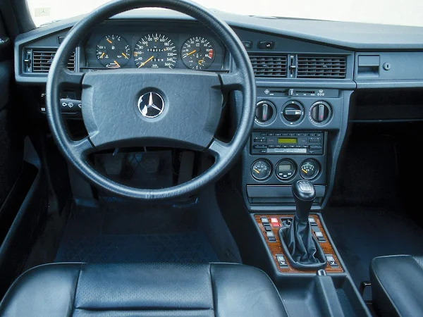 Mercedes 190: Baby-Benz precursor do Classe faz 40 anos de lançamento
