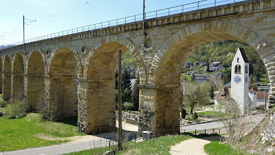 Kirche Rümlingen hinter dem Eisenbahnviadukt