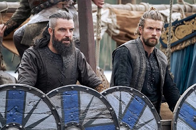Dos guerreros vikingos se sitúan tras una fila de escudos
