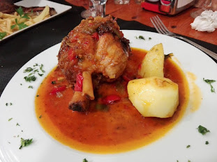 Presentación de la receta de codillo con patatas y pimiento rojo