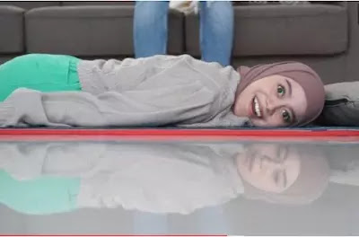 Viral video wajah Resty Kejora seperti bayangan yang berbeda dengan pantulan di lantai