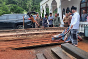 Untuk Pembangunan Masjid di Pesisir Selatan, Gubernur Mahyeldi Serahkan Kayu Tak Bertuan Temuan Dishut Sumbar