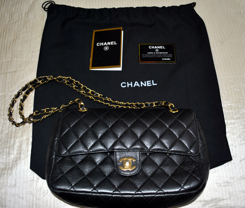 Bolso Chanel modelo 2.55 en color negro de piel.