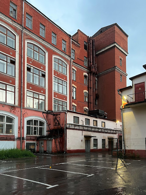 Столярный переулок, территория бывшего Московского машиностроительного завода «Рассвет», корпус 1912 года постройки – здание бывшей мебельно-столярной фабрики торгово-промышленного товарищества «Мюр и Мерилиз»