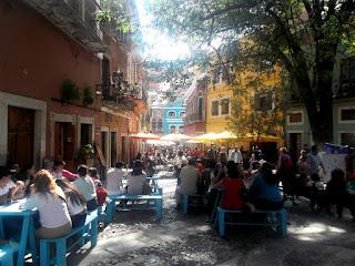 Plaza con restaurantes en Guanajuato Mexico