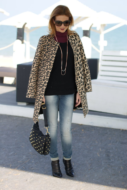 leopard coat, dark lips