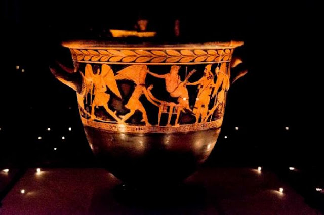 Греческая ваза, изображающая пытки царя Финея гарпиями