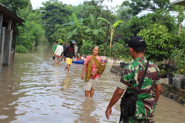 WILAYAH KECAMATAN GROGOL MASIH TERENDAM BANJIR LUAPAN SUNGAI BENGAWAN SOLO