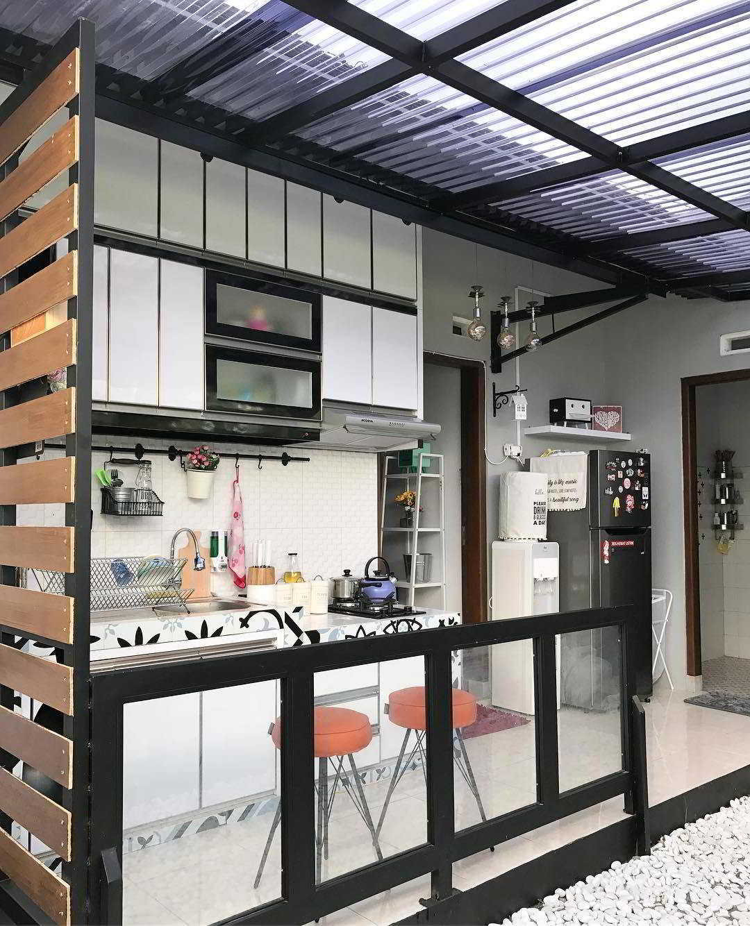 24 desain dapur  terbuka  semi outdoor menghadap taman