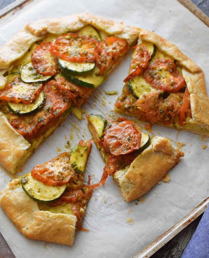 La galette o tarta salada  con vegetales, esta tiene tomates y zuchinni