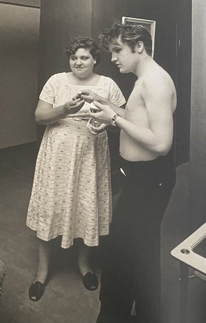 Elvis e a mãe Gladys Presley