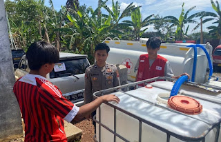 Polri Terus Lakukan Penyaluran Air Bersih Kepada Pengungsi Korban Gempa Cianjur.