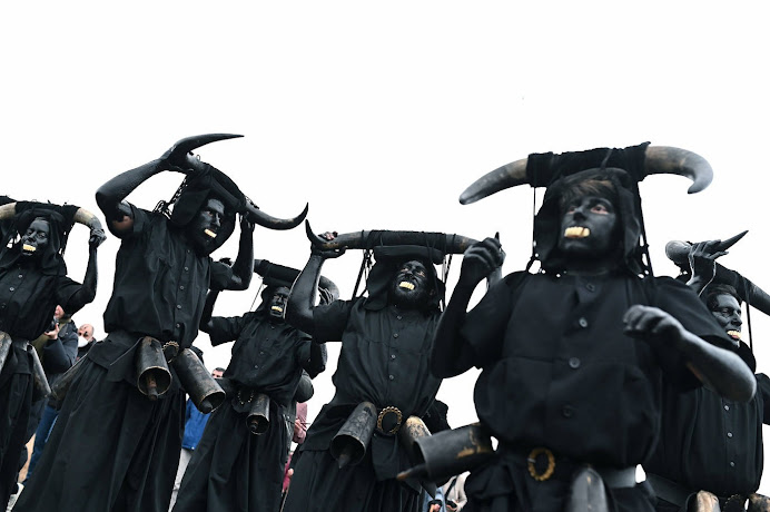 Mulheres disfarzadas de diabos, carnaval singular em Luzón, Espanha. Se os demônios fossem visíveis, como se veriam?