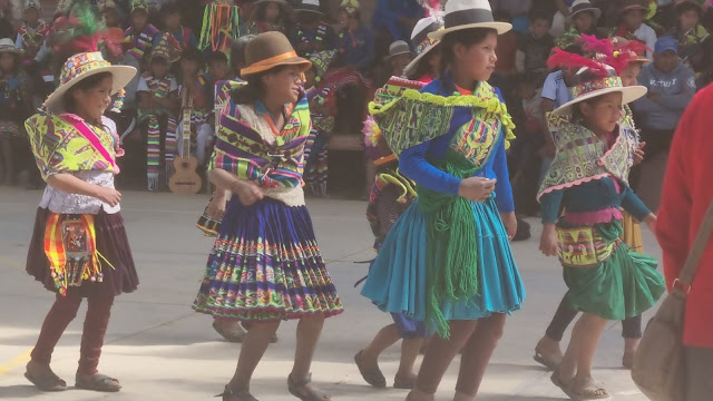 In einigen Schulen fand der Empfang mit einem typischen Tanz aus dem Norden von Potosí statt. Es ist das Dankeschön der Schulkinder und Schulen.