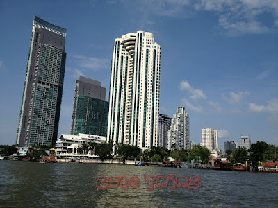 mengarungi chao phraya river dengan tourist boat