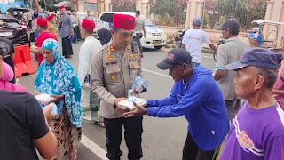 Kapolres Bantaeng bersama Personel serta Bhayangkari Bagi Nasi Kotak dan Takjil ke Warga Yang Butuh Uluran Tangan