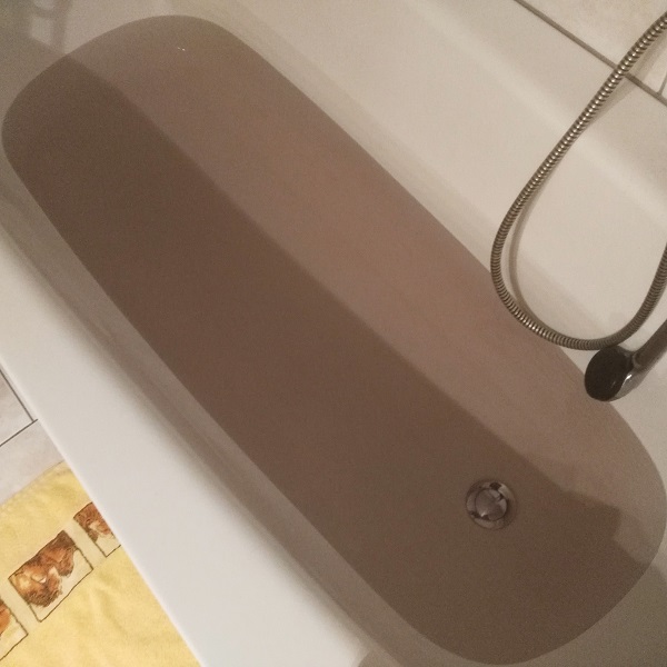 Badekristalle in der Badewanne Wasserfarbe