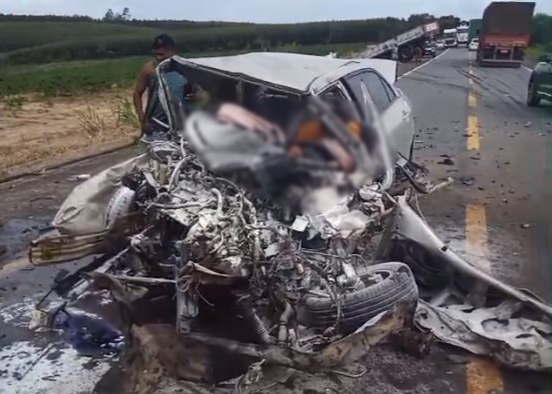 Três homens morrem após colisão entre dois carros e um caminhão em rodovia na Bahia