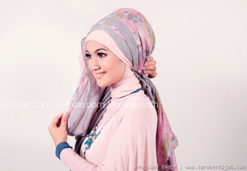 Kreasi Hijab Pashmina Kombinasi model Polos dan Motif (5)