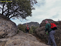 Avançant entre roques amb el Serrat de Sant Isidre al fons. Autor: Francesc "Caminaire"